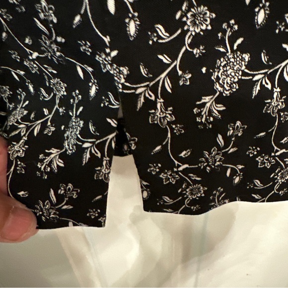 Avenue Plus Size 32 Black  Floral Print Pull On 4 Way Stretch Capri Pants - Picture 2 of 6